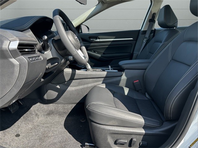 Nissan Altima Vehicle Full-screen Gallery Image 21