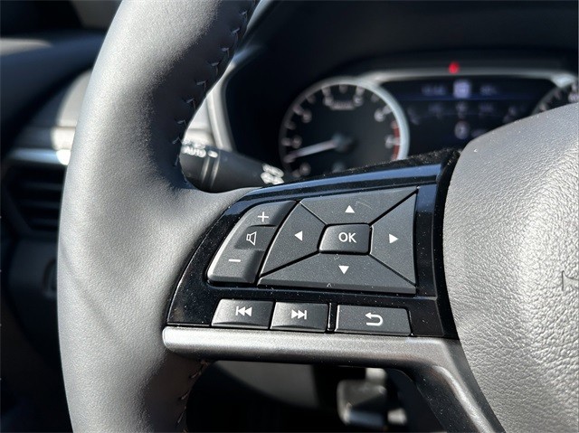 Nissan Altima Vehicle Full-screen Gallery Image 22