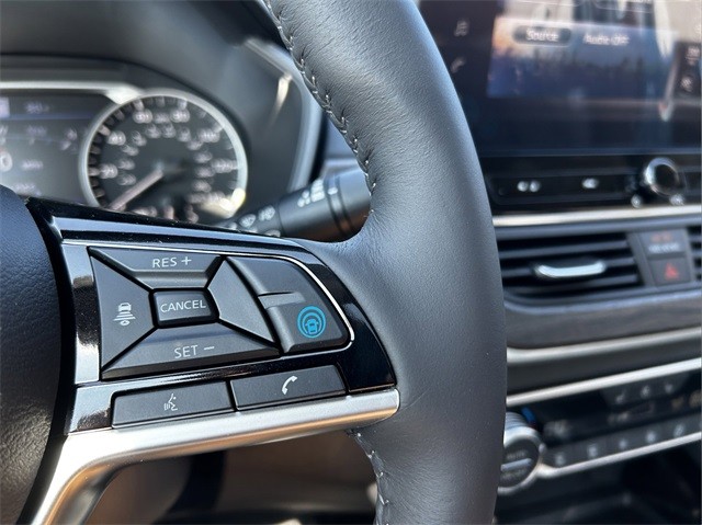 Nissan Altima Vehicle Full-screen Gallery Image 23