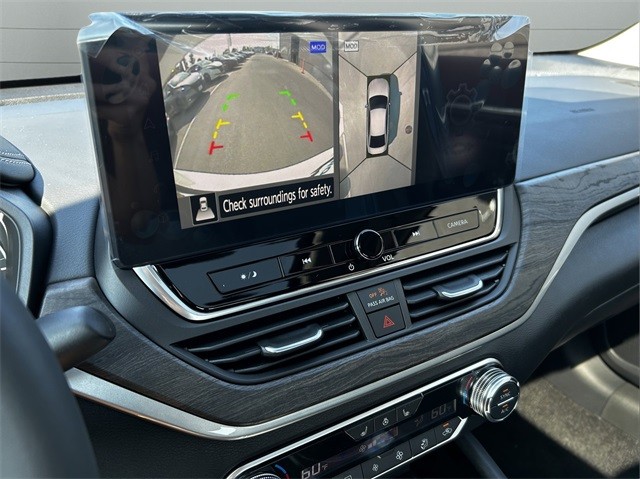 Nissan Altima Vehicle Full-screen Gallery Image 26