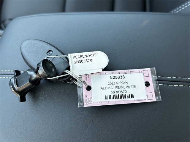 Nissan Altima Vehicle Full-screen Gallery Image 27