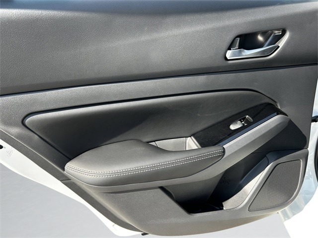 Nissan Altima Vehicle Full-screen Gallery Image 28