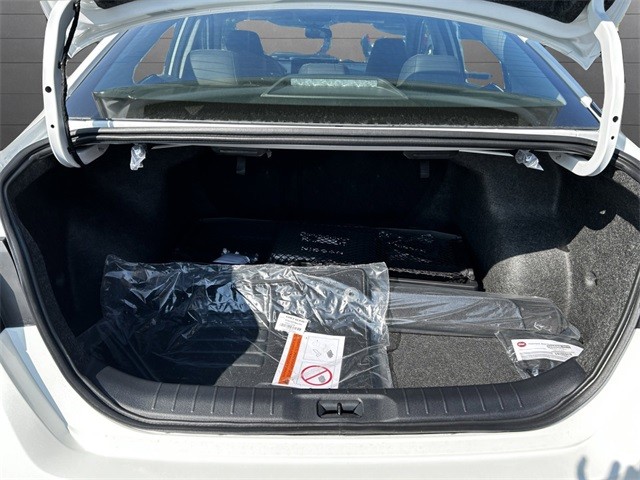 Nissan Altima Vehicle Full-screen Gallery Image 30