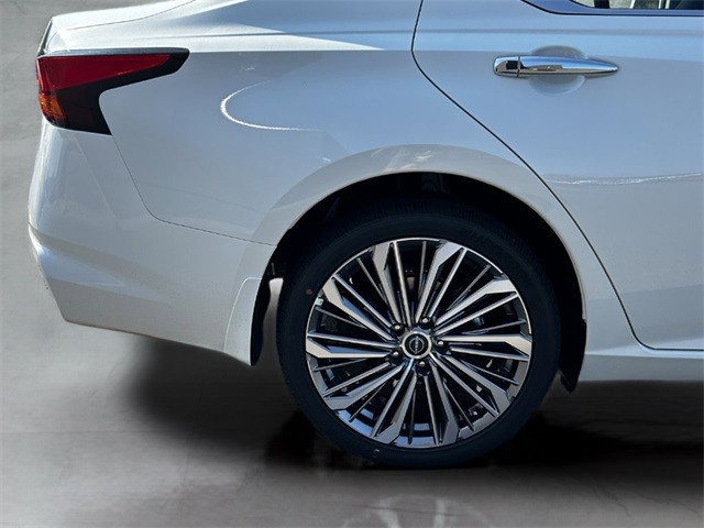 Nissan Altima Vehicle Full-screen Gallery Image 31