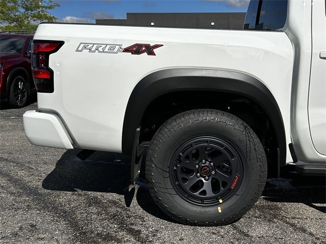 Nissan Frontier Vehicle Full-screen Gallery Image 5