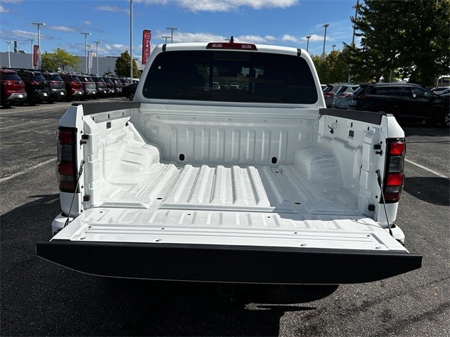 Nissan Frontier Vehicle Full-screen Gallery Image 8