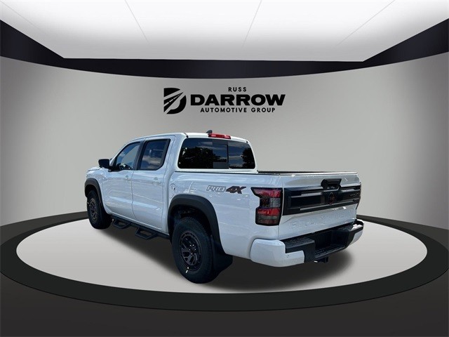 Nissan Frontier Vehicle Full-screen Gallery Image 9