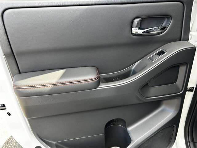 Nissan Frontier Vehicle Full-screen Gallery Image 11