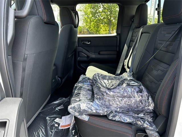 Nissan Frontier Vehicle Full-screen Gallery Image 12