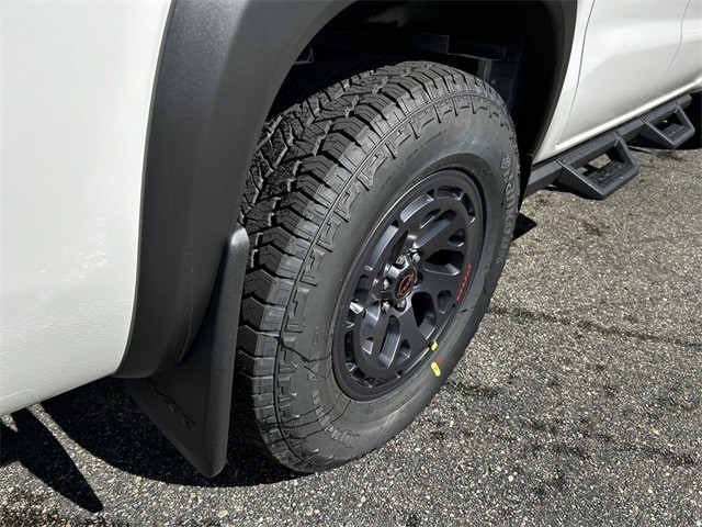 Nissan Frontier Vehicle Full-screen Gallery Image 13