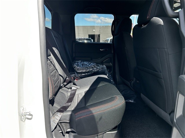 Nissan Frontier Vehicle Full-screen Gallery Image 14