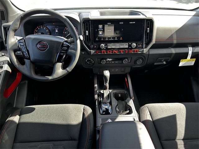 Nissan Frontier Vehicle Full-screen Gallery Image 15