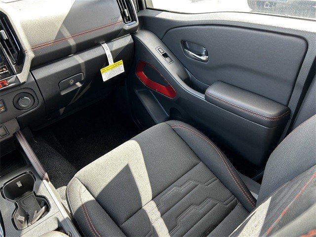 Nissan Frontier Vehicle Full-screen Gallery Image 16