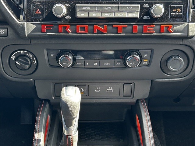 Nissan Frontier Vehicle Full-screen Gallery Image 18