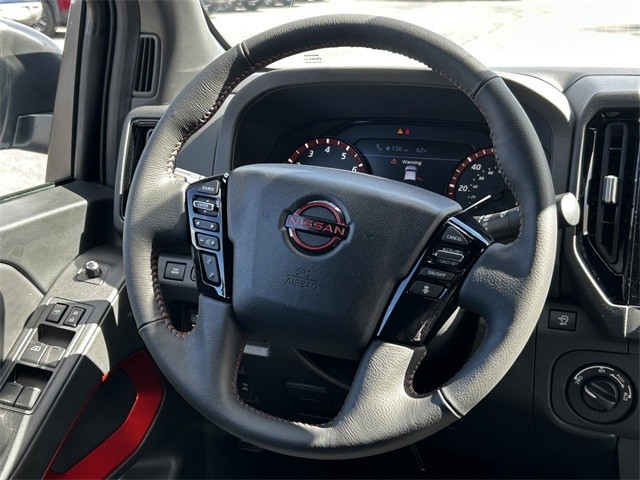 Nissan Frontier Vehicle Full-screen Gallery Image 19