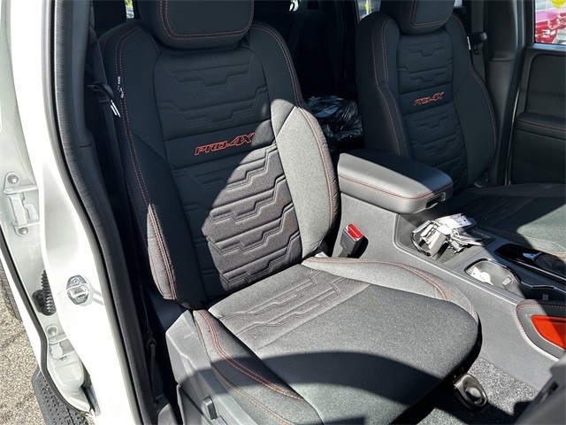 Nissan Frontier Vehicle Full-screen Gallery Image 21