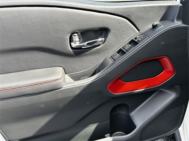 Nissan Frontier Vehicle Full-screen Gallery Image 22