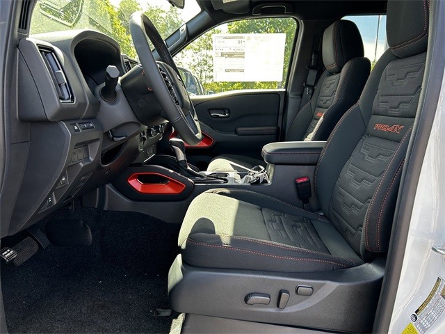 Nissan Frontier Vehicle Full-screen Gallery Image 23