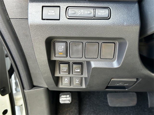 Nissan Frontier Vehicle Full-screen Gallery Image 24