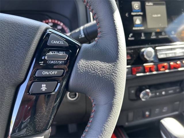 Nissan Frontier Vehicle Full-screen Gallery Image 26