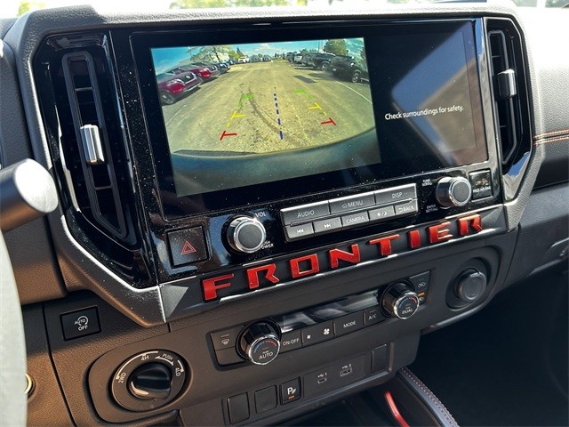 Nissan Frontier Vehicle Full-screen Gallery Image 27