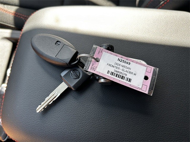 Nissan Frontier Vehicle Full-screen Gallery Image 28