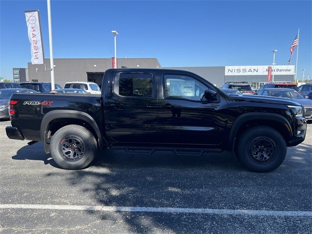 Nissan Frontier Vehicle Full-screen Gallery Image 4