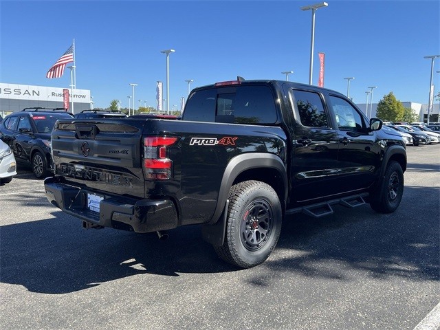 Nissan Frontier Vehicle Full-screen Gallery Image 5