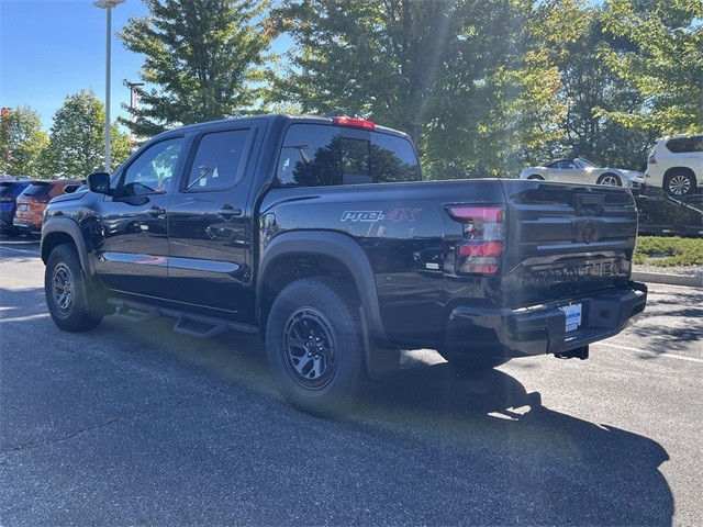 Nissan Frontier Vehicle Full-screen Gallery Image 7