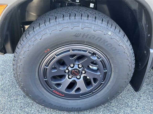 Nissan Frontier Vehicle Full-screen Gallery Image 9