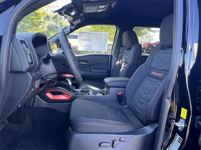 Nissan Frontier Vehicle Full-screen Gallery Image 11