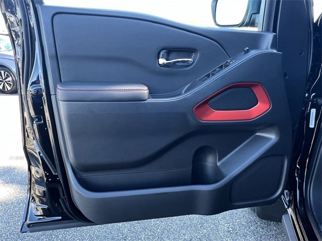 Nissan Frontier Vehicle Full-screen Gallery Image 12