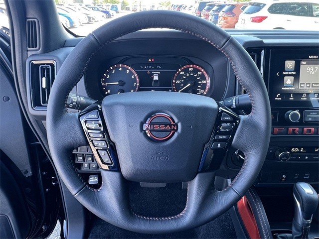 Nissan Frontier Vehicle Full-screen Gallery Image 13