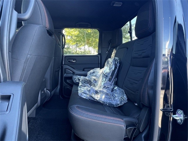 Nissan Frontier Vehicle Full-screen Gallery Image 19