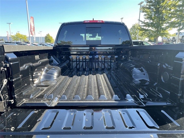 Nissan Frontier Vehicle Full-screen Gallery Image 20