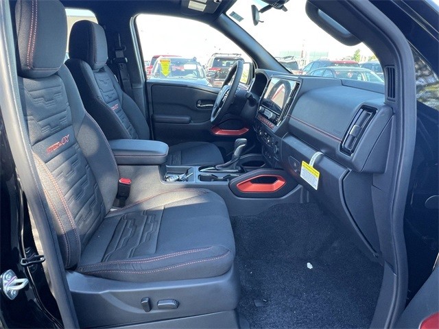 Nissan Frontier Vehicle Full-screen Gallery Image 21