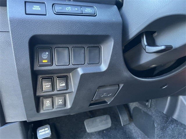 Nissan Frontier Vehicle Full-screen Gallery Image 23