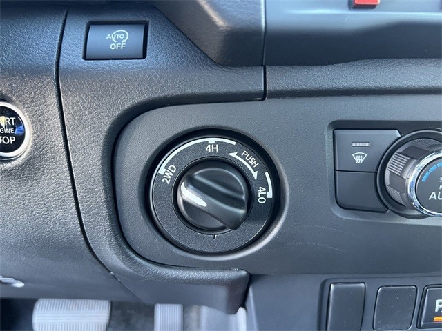 Nissan Frontier Vehicle Full-screen Gallery Image 24