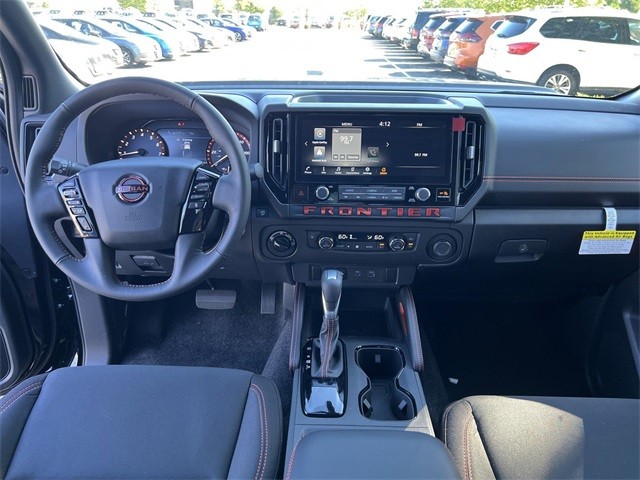 Nissan Frontier Vehicle Full-screen Gallery Image 25