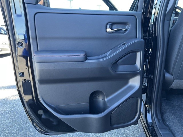 Nissan Frontier Vehicle Full-screen Gallery Image 26