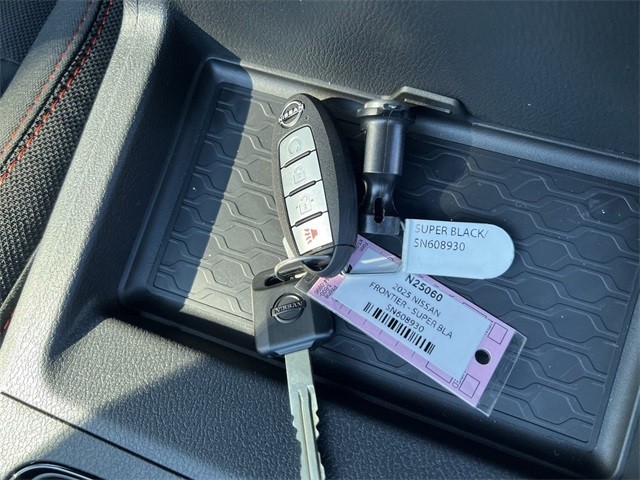 Nissan Frontier Vehicle Full-screen Gallery Image 29