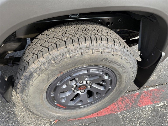 Nissan Frontier Vehicle Full-screen Gallery Image 8