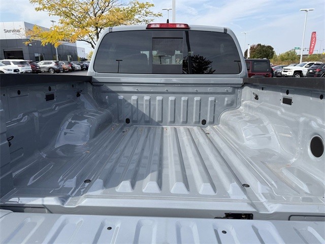 Nissan Frontier Vehicle Full-screen Gallery Image 9