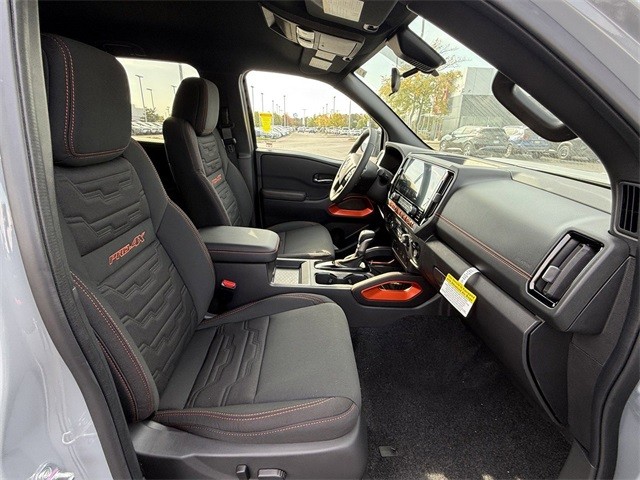 Nissan Frontier Vehicle Full-screen Gallery Image 11