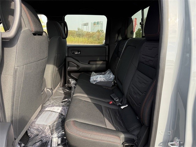 Nissan Frontier Vehicle Full-screen Gallery Image 12