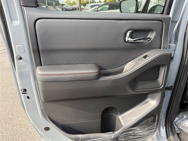 Nissan Frontier Vehicle Full-screen Gallery Image 13