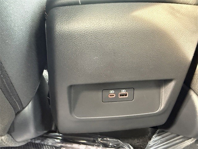 Nissan Frontier Vehicle Full-screen Gallery Image 14