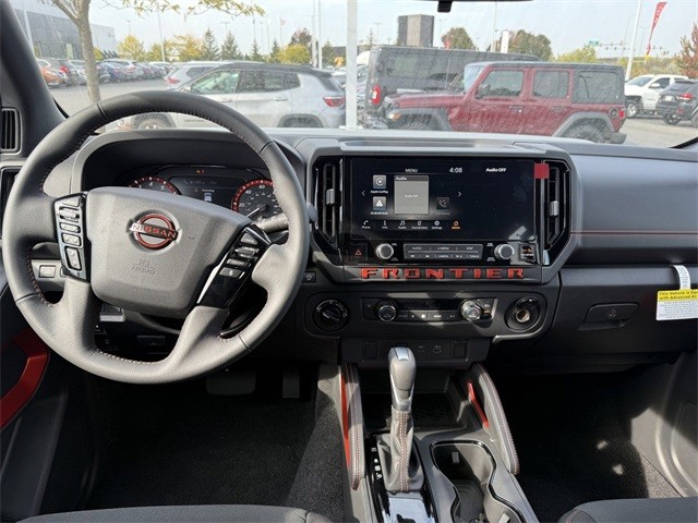 Nissan Frontier Vehicle Full-screen Gallery Image 15
