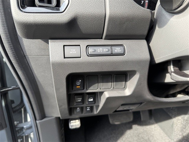 Nissan Frontier Vehicle Full-screen Gallery Image 16