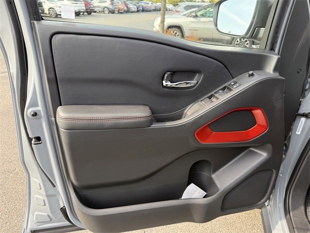 Nissan Frontier Vehicle Full-screen Gallery Image 17